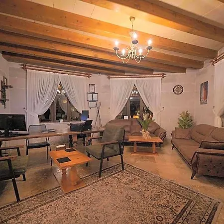 Hotel Secret Hill Cave